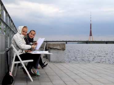 Spīķeru mākslas plenērā jaunieši glezno “Daugavas promenādi”