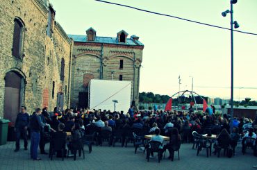 Šovakar “Spektrs” brīvdabas kino seansā Lienes Lindes īsfilma „Četri mielasti” un izcila pārsteiguma filma