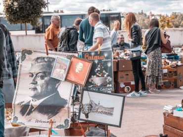 FOTO: Koši aizvadīts jūlija Rīgas krāmu tirdziņš Spīķeru kvartālā