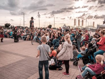 FOTO: Spīķeru kvartālā viesojas ceļojošais cirks “Beztemata” no Liepājas