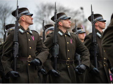 Spīķeru kvartālā atklāj fotoizstādi “Latvijas armija fotogrāfijās”